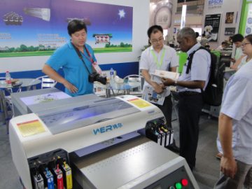 Colega cuidadosas explicaciones.