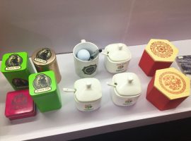 Taza de té y caja de té